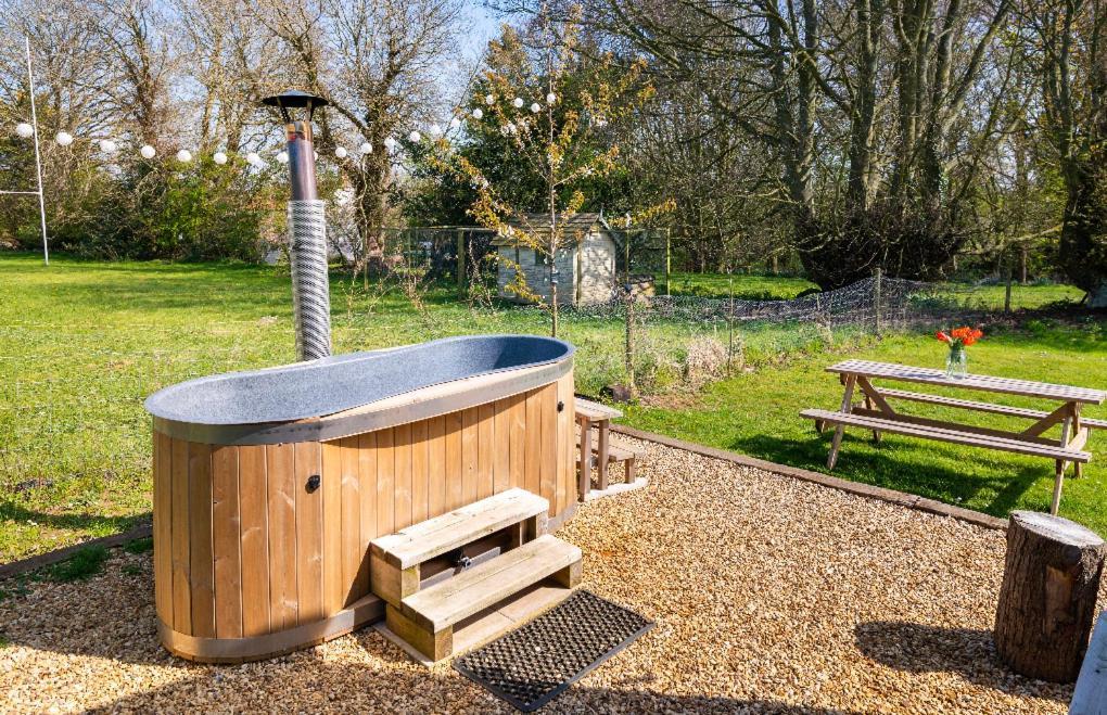Old King William Shepherd Huts And Private Hot Tubs In North Norfolk Hunworth Exterior foto